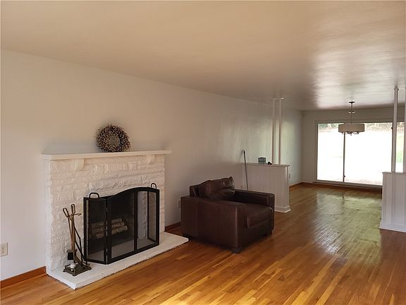 3rd image of 112 Thornwood Dr