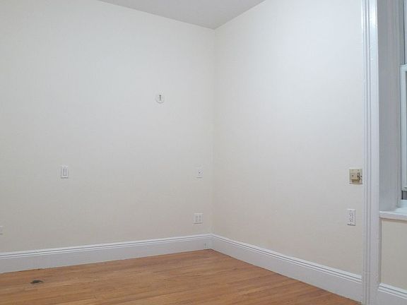 4th image of 226 E 59th St #2W