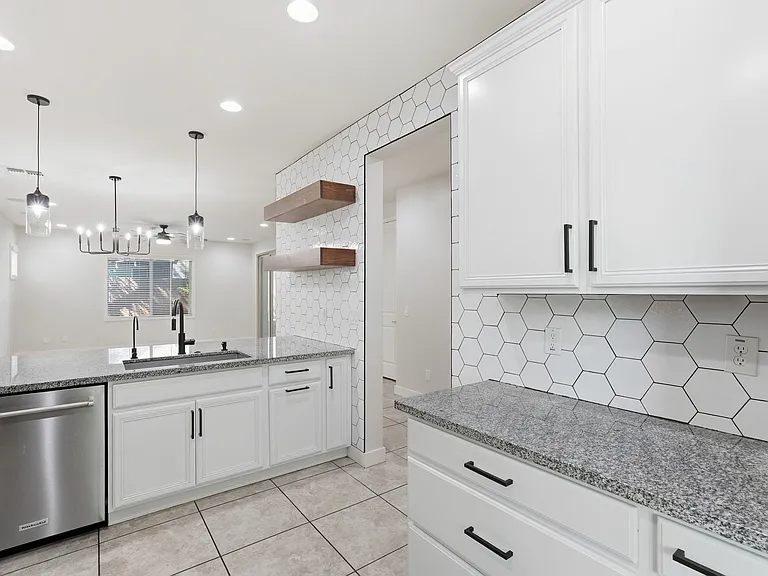 216 E Beatryce St — Photo 9