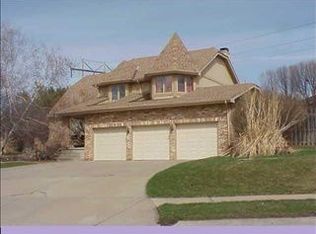 9506 Adams St, Omaha, NE 68127