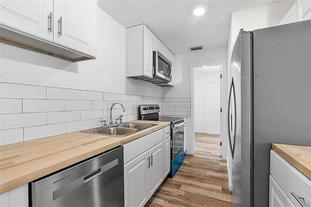 2 bed, 1050 sqft, $1,900 — Photo 1