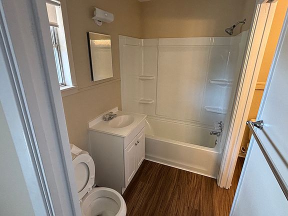 3rd image of 1335 Donovan St
