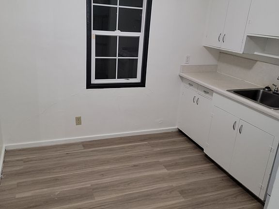 4th image of 1010 Woodlawn Ave Unit B