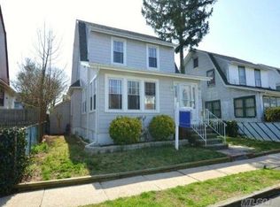 6 Winchester Dr, Lindenhurst, NY 11757