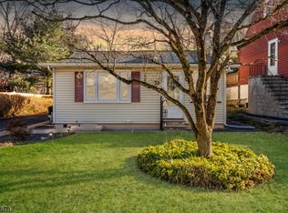 30 Redwood Ave, Wayne, NJ 07470