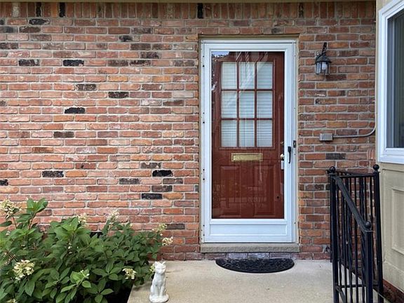 2nd image of 1821 Torquay Ave