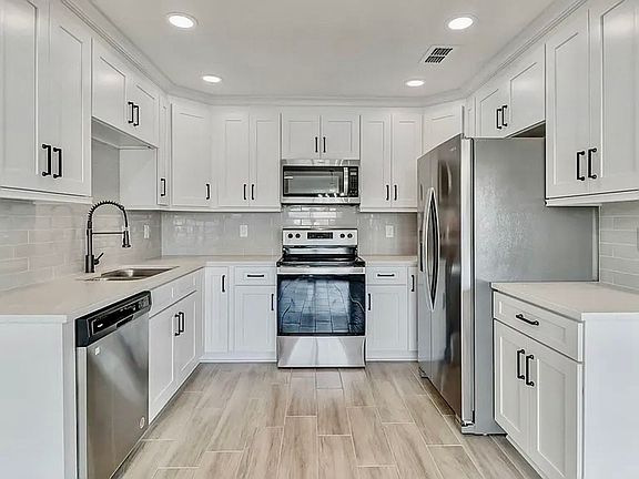 4th image of 841B Mary St