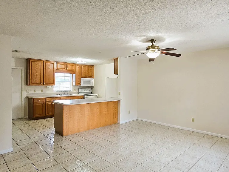 1425 Thousand Roses Dr S — Photo 2