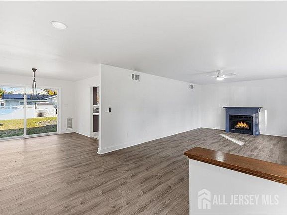 4th image of 551 Rosewood Dr