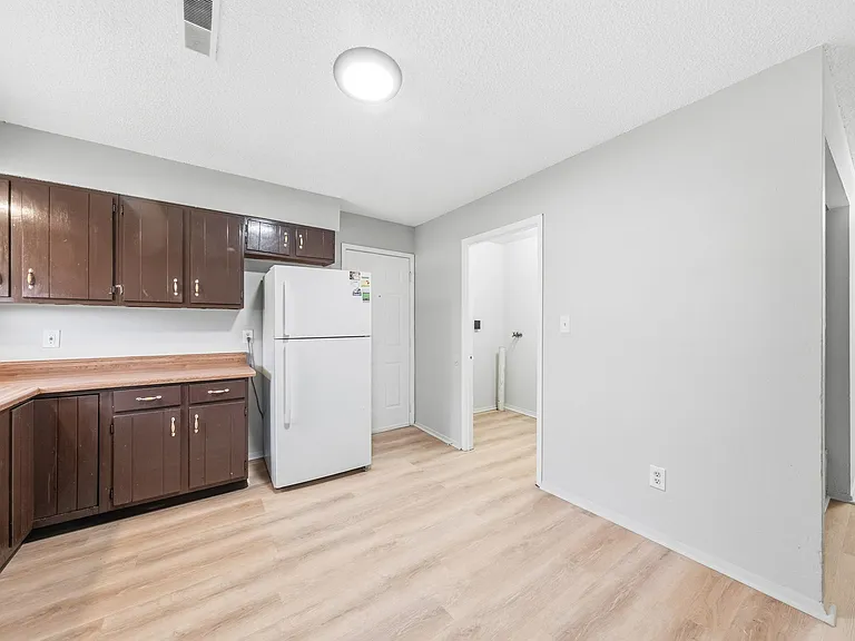 2415 Shirley Ave — Photo 16