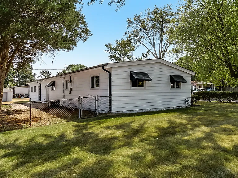 1215 Pamela Dr — Photo 3