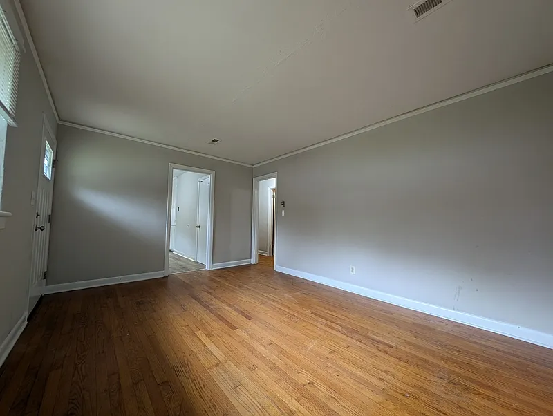 2 bed, 1.0 bath, 715 sqft, $995 — Photo 2