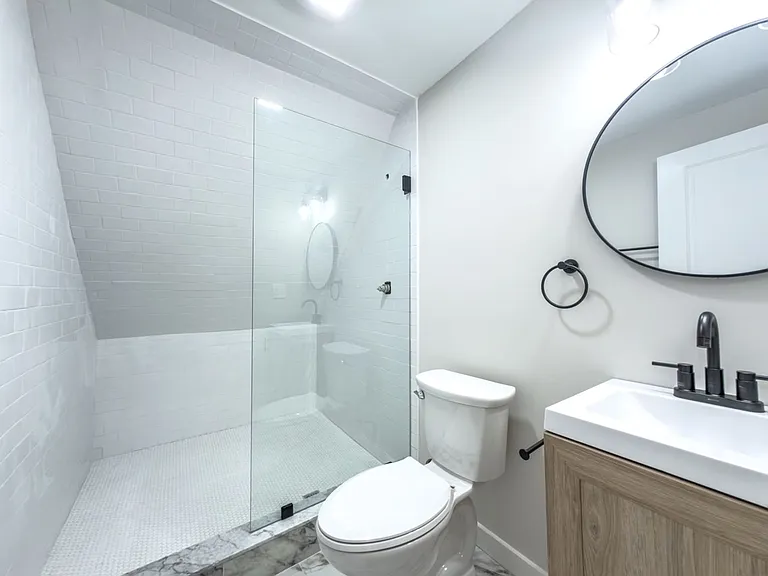 560 Howard Ave — Photo 44