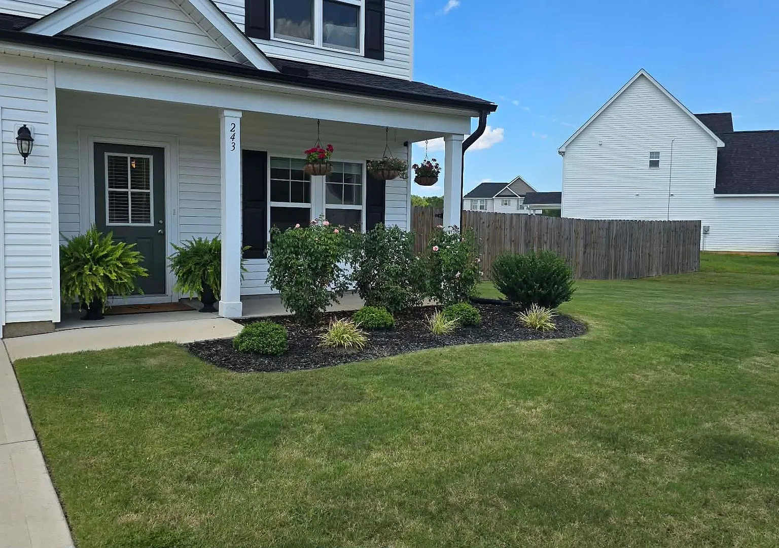 4-bedroom, 2.5-bath rental featuring an inviting open floor plan in Linden — Photo 2