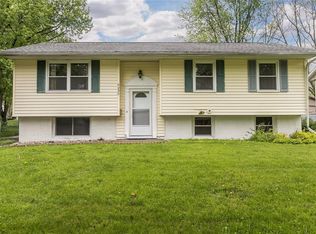 6235 Eastview Ave SW, Cedar Rapids, IA 52404