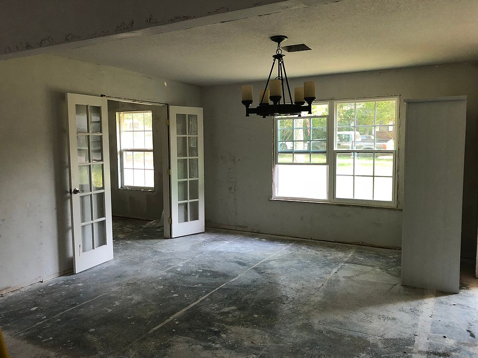 2nd image of 2217 Lake Forest Dr