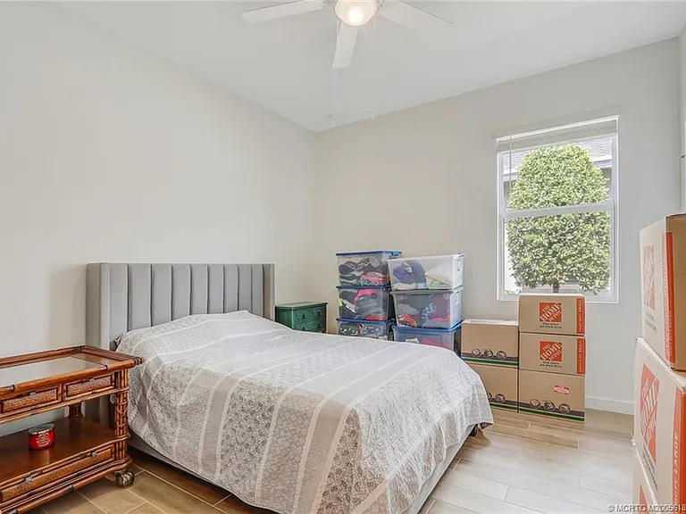 1630 NE Skyhigh Ter — Photo 26