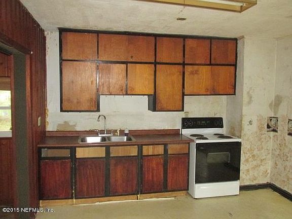 4th image of 978 Douglas Cir