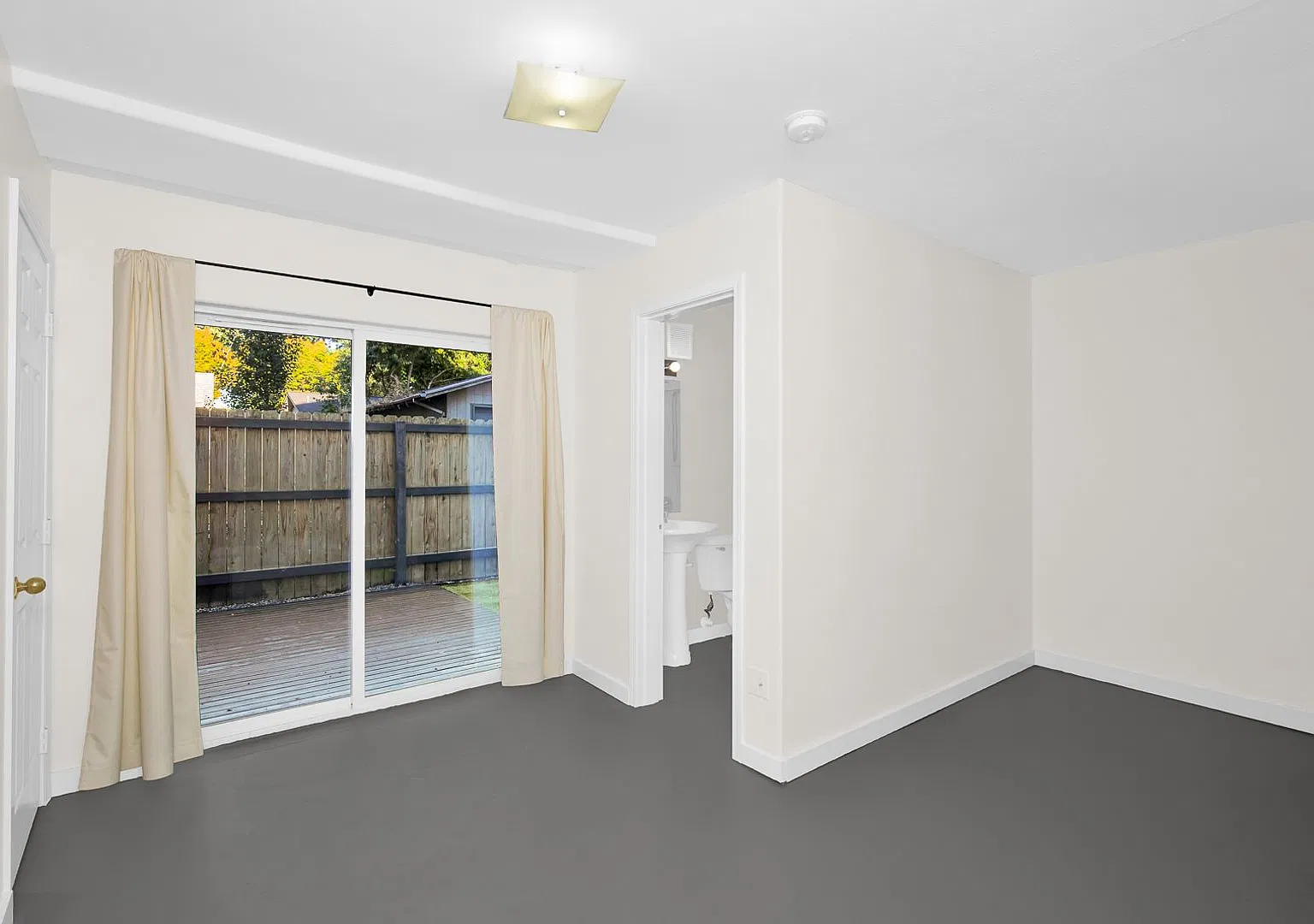Spacious 3-Bedroom Townhouse with Private Yard & 2-Car Garage in Georgetown — Photo 2