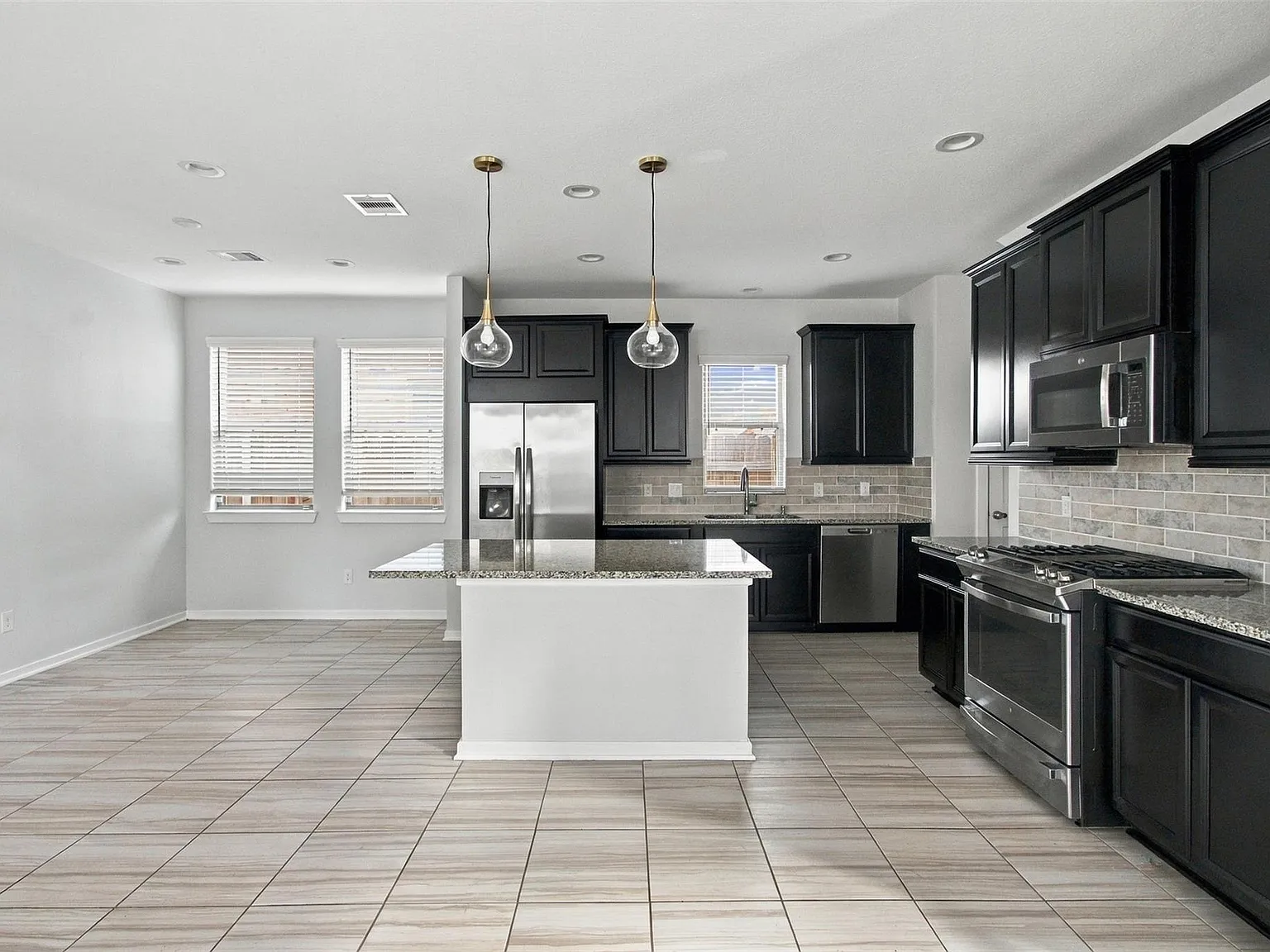 4 bed, 2.5 bath, 2264 sqft, $2,750 — Photo 4