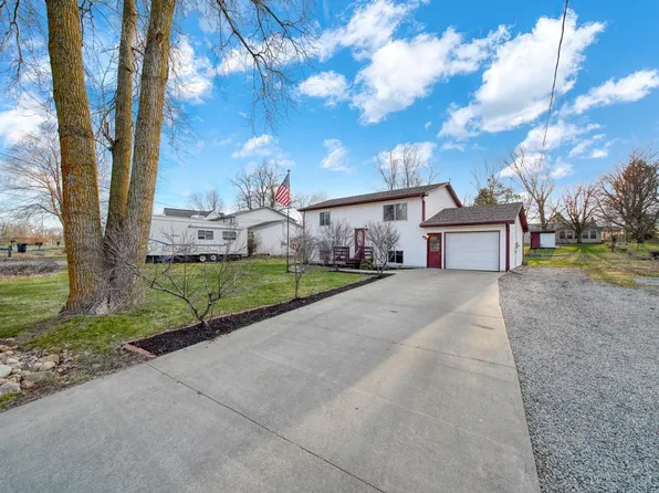 10579 Emerald Dr, Cement City, MI 49233