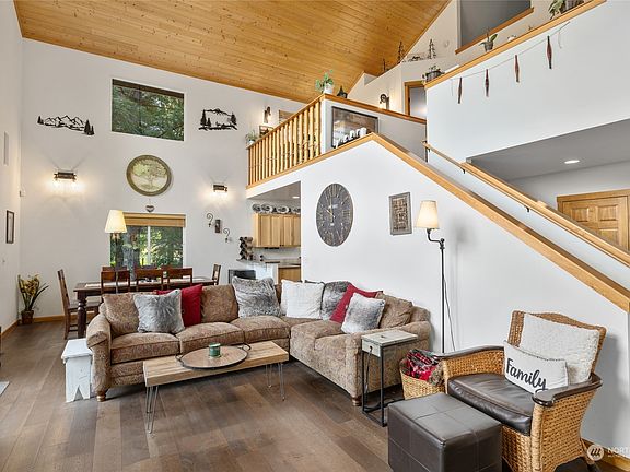 Open concept living space>