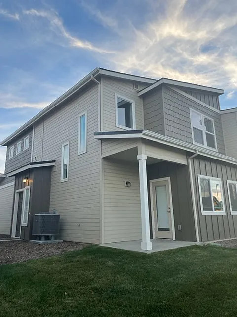 3 bed, 2.5 bath, 1360 sqft, $1,900 — Photo 3