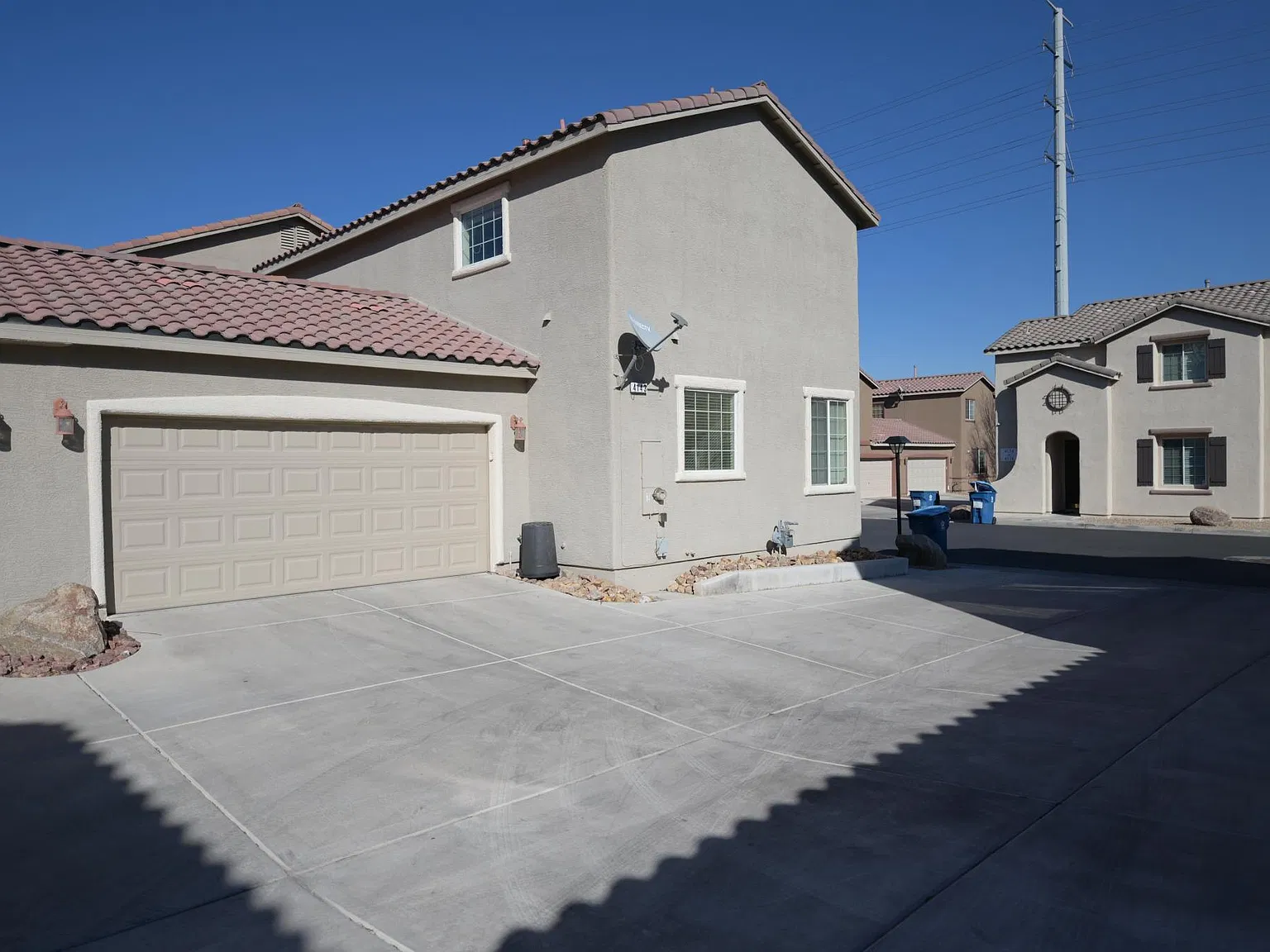 3 bed, 2.5 bath, 1453 sqft, $1,695 — Photo 2