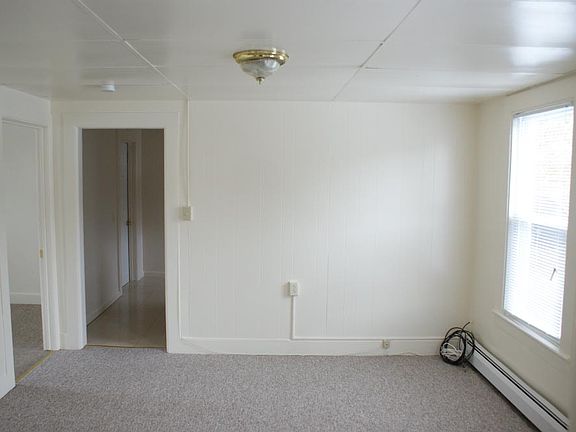 Livingroom & door to kitchen