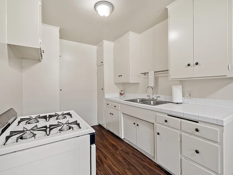 621-625 W. Hyde Park Blvd. — Photo 17