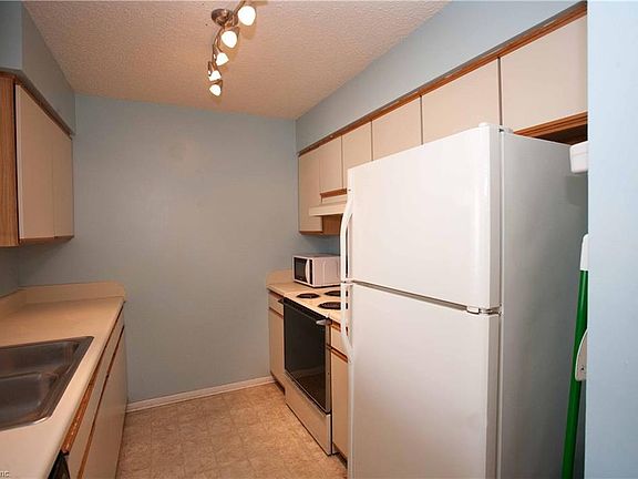 4th image of 1017 Villas Ct