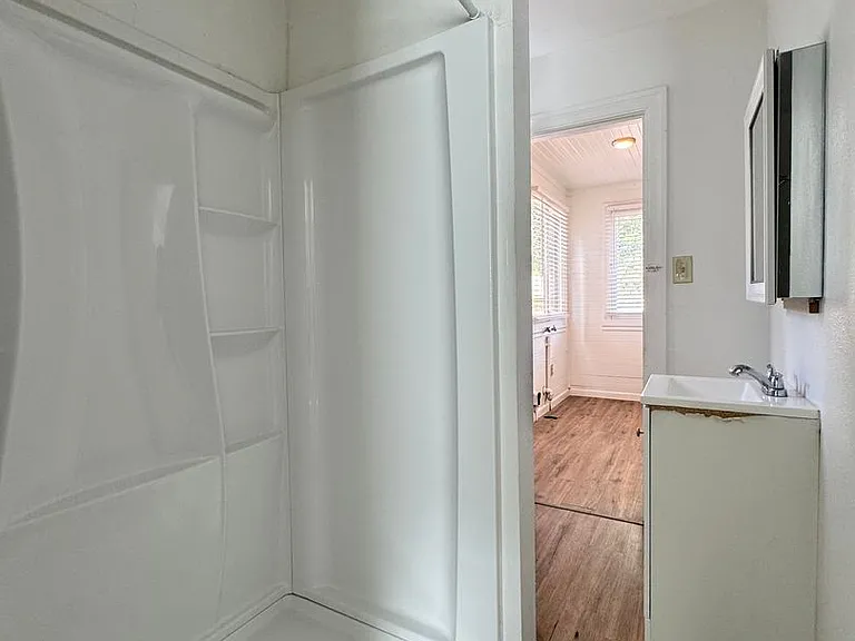 302 E Locust St — Photo 11