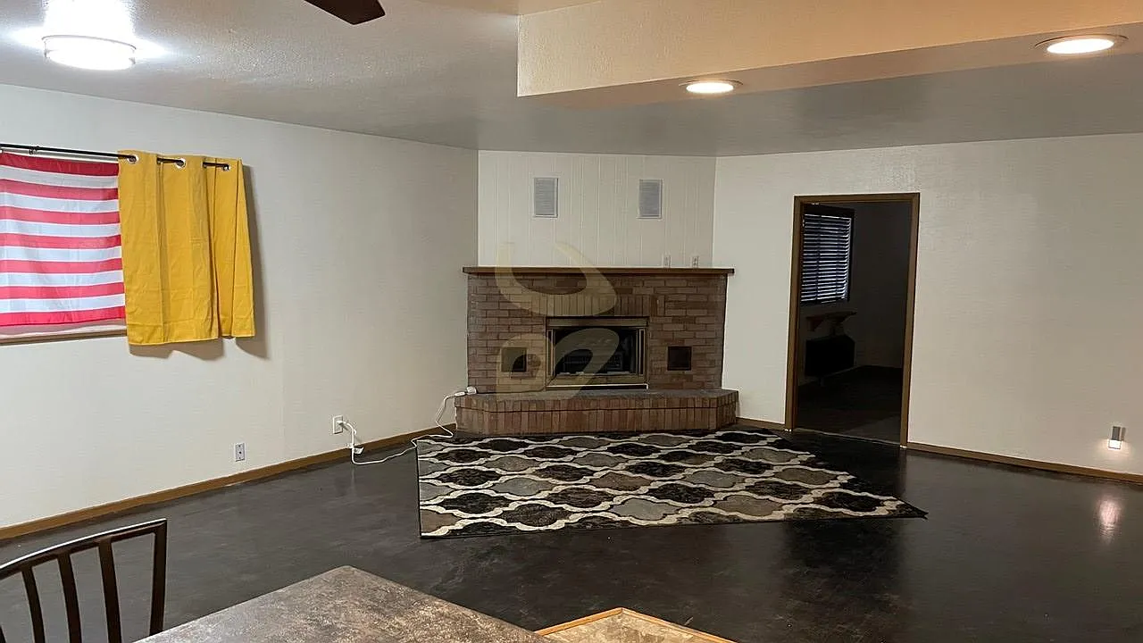 4 bed, 3200 sqft, $2,400 — Photo 4