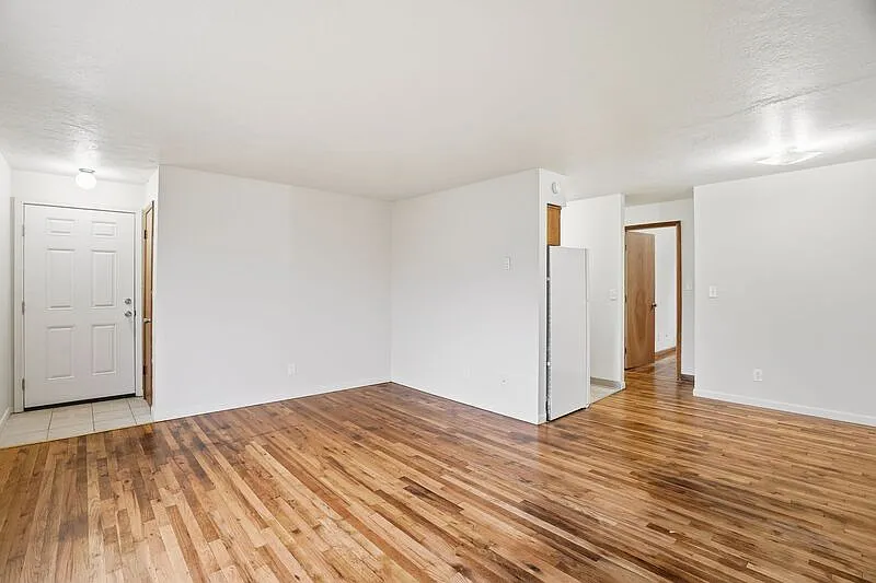 2 bed, 1.0 bath, 850 sqft, $1,050 — Photo 3