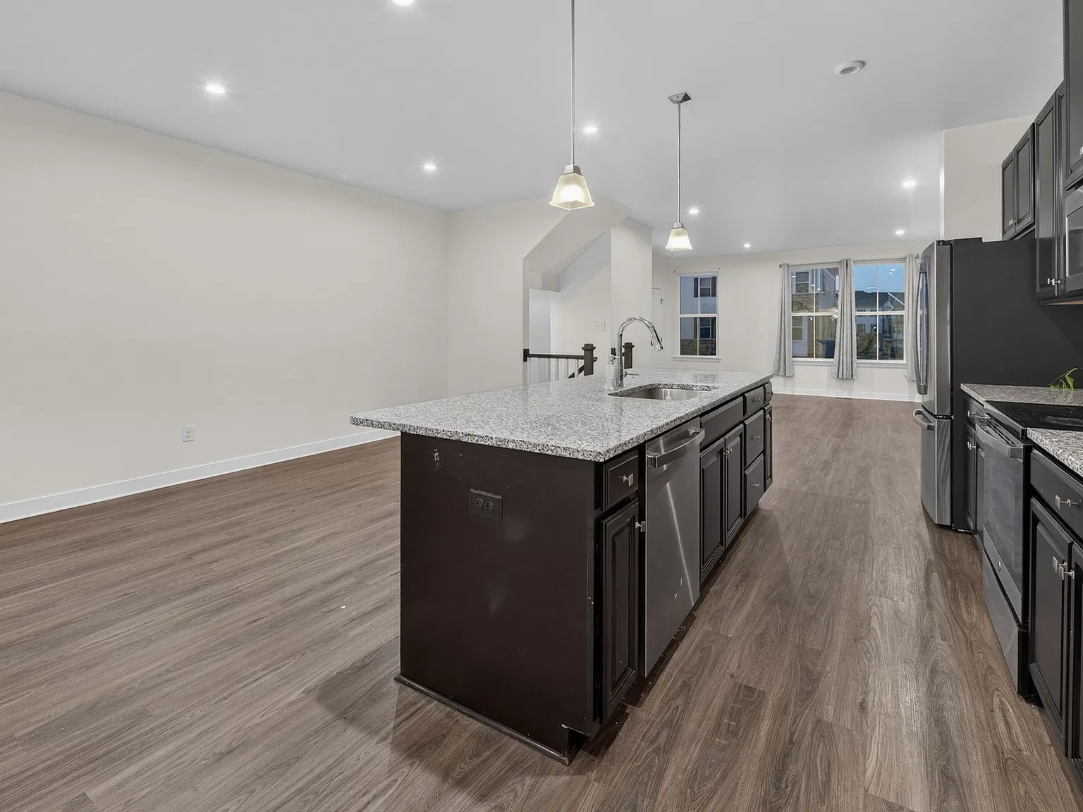4 bed, 2285 sqft, $3,700 — Photo 4