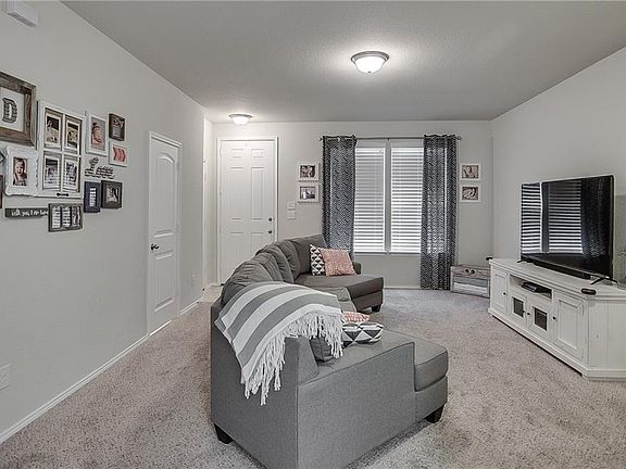 5th image of 9124 Blackstone Dr