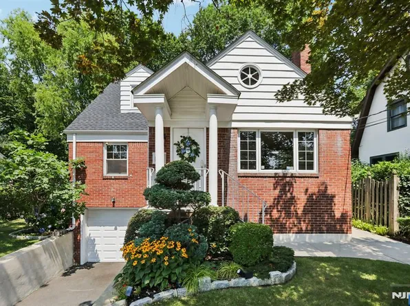 323 E Oakdene Ave, Leonia, NJ 07605