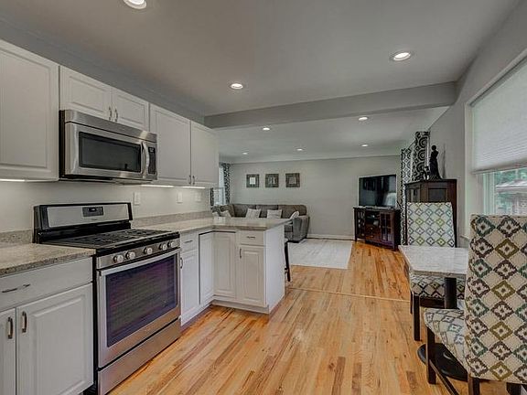 3rd image of 8469 Deerway Dr