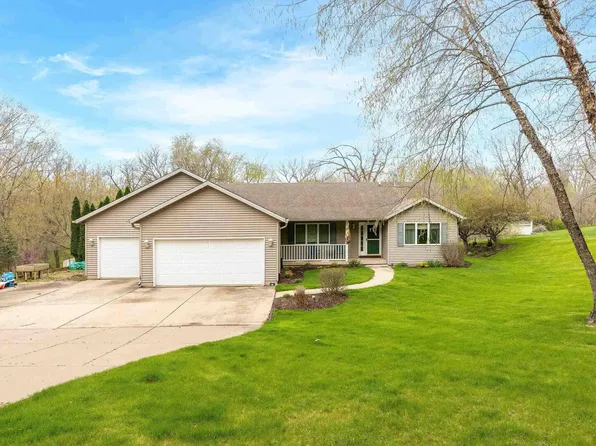 6 Aspen Dr, Blue Grass, IA 52726