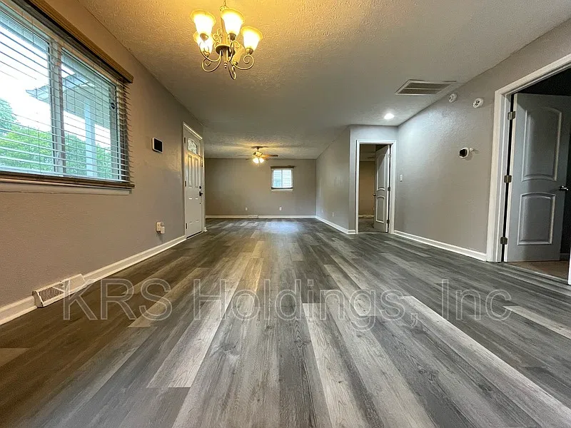 3 bed, 2.0 bath, 1346 sqft, $1,850 — Photo 2