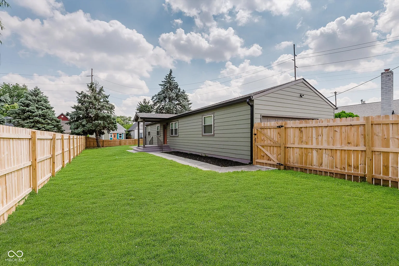 240 E Caven St photo 1