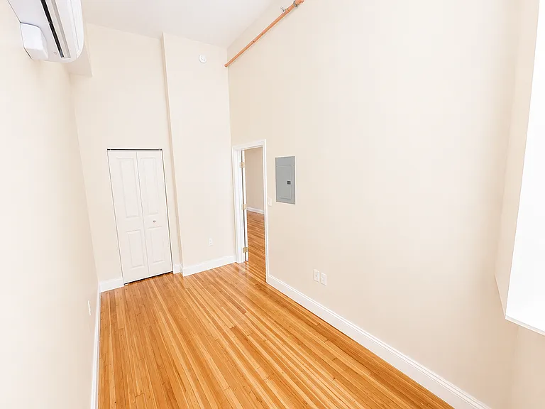 105 Bank St — Photo 101