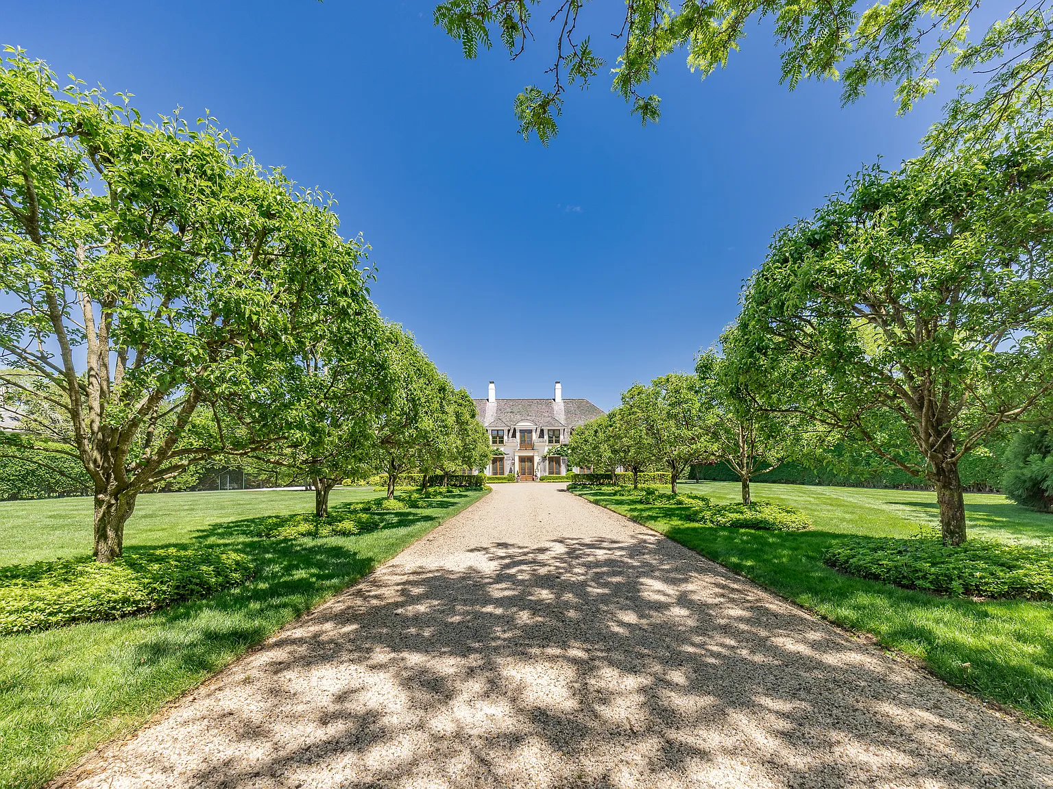 Southampton Village 6 Bedroom House on Large Parcel — Photo 1