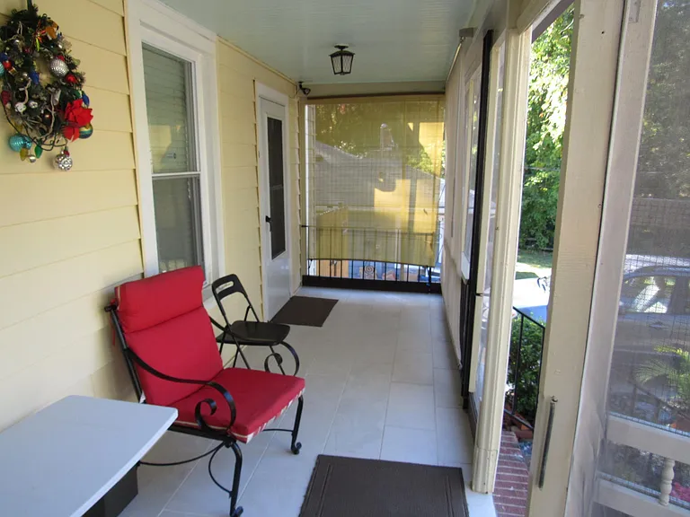 705 W Markham Ave #B — Photo 2