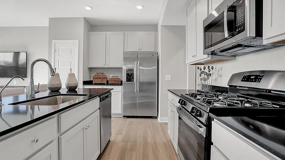 3 bed, 2.5 bath, 1706 sqft, $1,980 — Photo 3