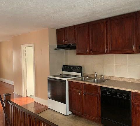 3rd image of 76 Hawthorne Ave APT 3
