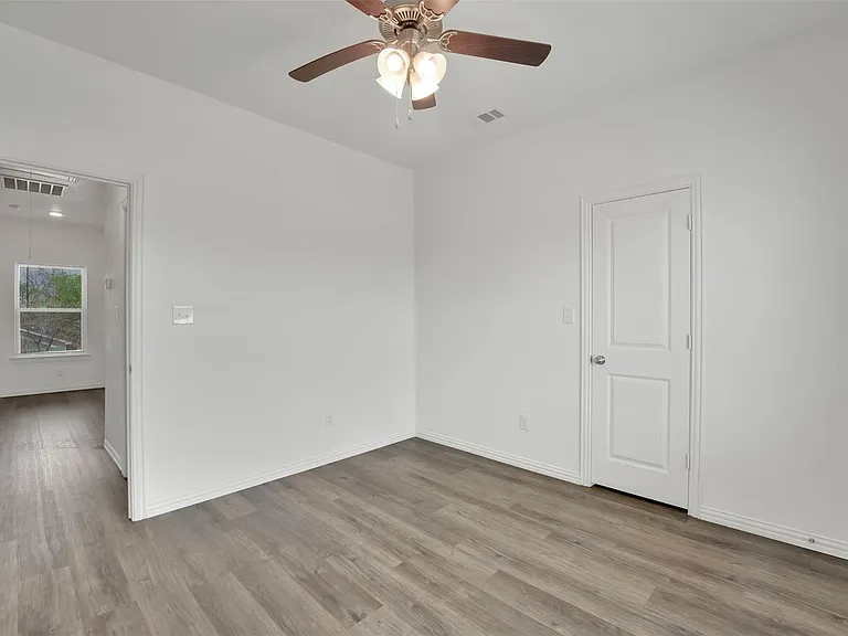 1608 Ash Crescent St — Photo 14