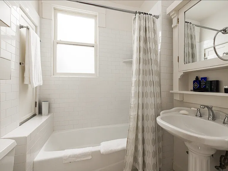 Pine St — Photo 4