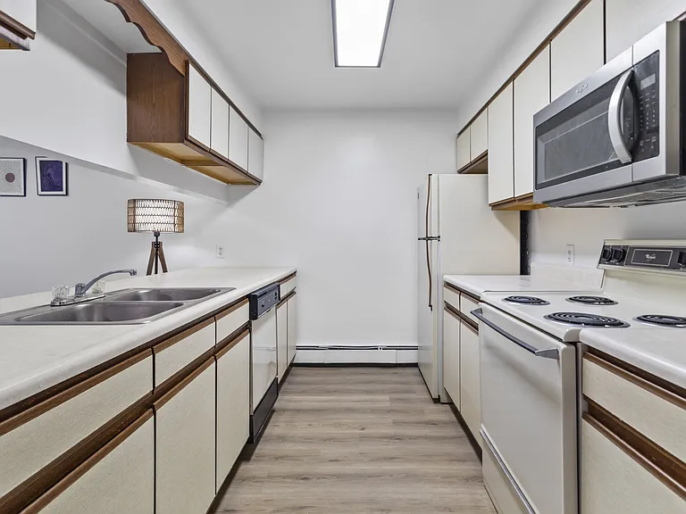 Wehnwood Court Apartments — Photo 15