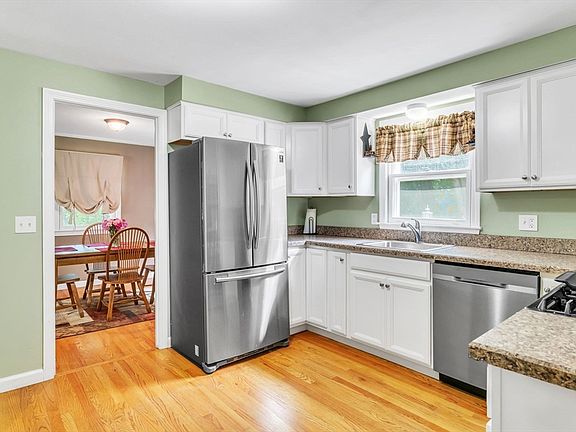 5th image of 10 Oakmoor Dr